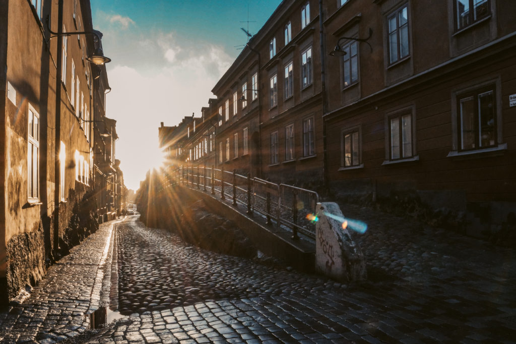 Sonnenschein an einem Regentag in Södermalm, Stockholm.